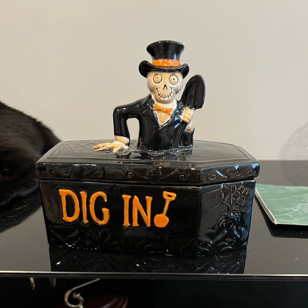 Yankee Candle “Dig In” Candy Dish